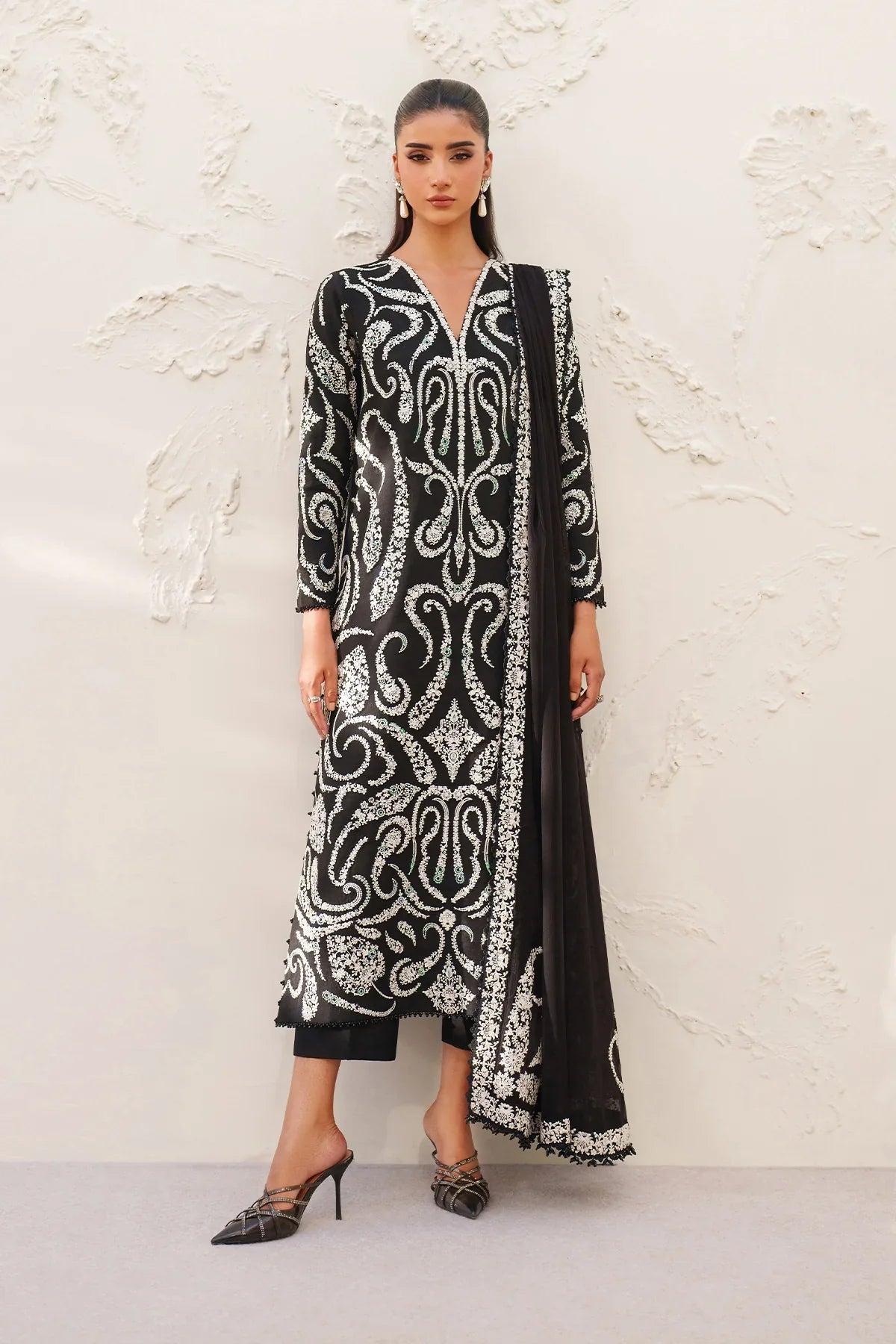 BAROQUE - EMBROIDERED RAW SILK UF-4381